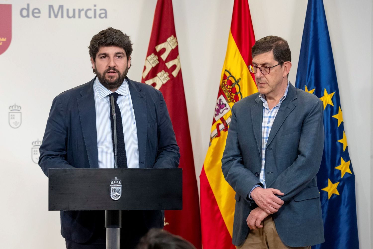 El presidente de Murcia, Fernando López Miras (i.), y el consejero de Salud, Manuel Villegas, este viernes.