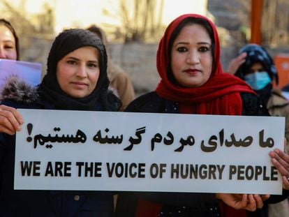 Manifestación de mujeres afganas para exigir empleo, alimentación, educación y mejores condiciones de vida bajo el régimen talibán durante una protesta en Kabul, el pasado 28 de diciembre de 2021.