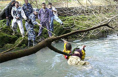 Ocho ni os mueren ahogados al derrumbarse un puente en Patagonia