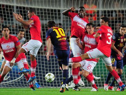 Messi tira una falta ante la barrera del Spartak.