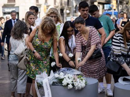 Familiares de las víctimas del atentado de las Ramblas depositan flores en el homenaje celebrado el jueves.