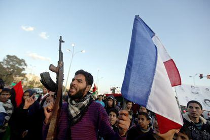 Un rebelde libio ondea una bandera francesa en una marcha de apoyo a la coalición aliada en Bengasi.