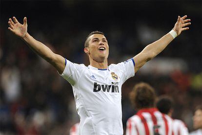 Cristiano Ronaldo celebra un gol después de transformar un penalti.