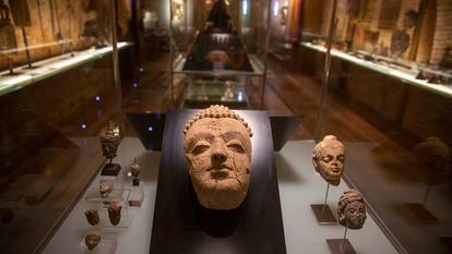 Una de las plantas de la Colección Indo-Forcada Otras Culturas, situada en una antigua casa de pescadores de Pasaia (Gipuzkoa). En la vitrina, una cabeza de terracota de Buda, de Afganistán, del siglo III.