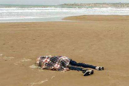 El cadáver de un inmigrante yace en una playa de Sicilia.