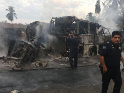 Choque en el sur de México entre un autobús y camión que trasportaba combustible.