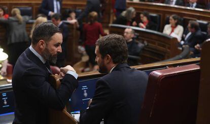 Santiago Abascal (a la izquierda) y Pablo Casado charlan en el hemiciclo durante la sesión constitutiva de las Cortes.