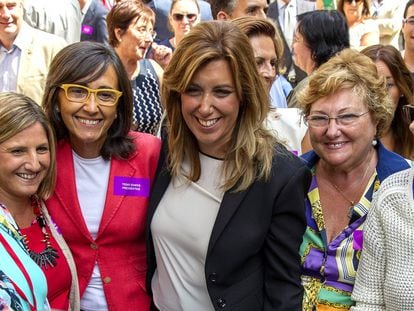 <span >Susana Díaz, presidenta de la Junta de Andalucía, con Rosa Aguilar, Amparo Rubiales y otras mujeres tras el debate de investidura, por JULIO MUÑOZ (EFE)</span>