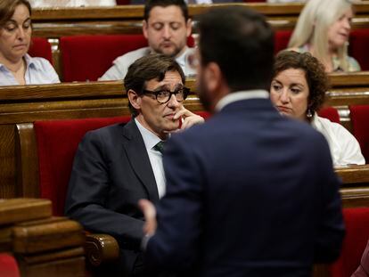 Salvador Illa, líder del PSC, junto a Alícia Romero, ante una intervención del president Pere Aragonès en el Parlament.