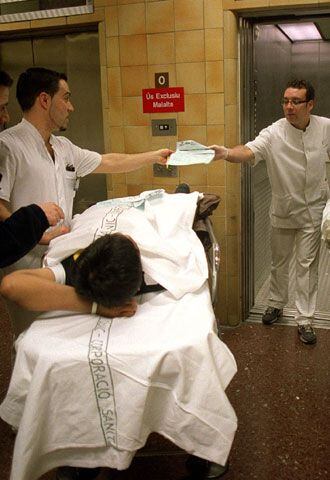 Un paciente en camilla en el hospital Clínico de Barcelona