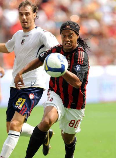Ronaldinho intenta controlar la pelota.