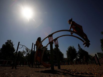 Unas niñas juegan en un parque infantil de Córdoba.