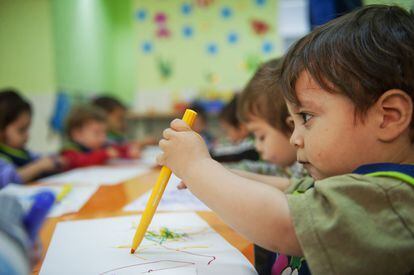 Un grupo de niños dibuja en una escuela inicial en Argentina, en septiembre de 2019.