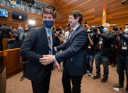 El portavoz de Vox en las Cortes, Juan García-Gallardo (i) y el presidente de Castilla y León, Alfonso Fernández Mañueco (d), este martes.