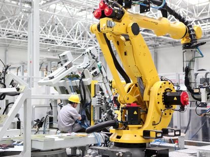 Brazos robóticos en una fábrica de automóviles en China.