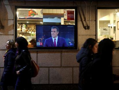 Un televisor de un restaurante de Madrid muestra a Pedro Sánchez durante un debate electoral.