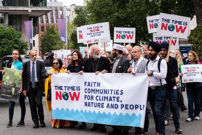 Varios líderes religiosos marchan en una protesta contra el cambio climático.