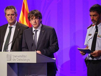 josep Llu&iacute;s Trapero (derecha), Carles Puigdemont y Joaquim Forn, tras el atentado del 17-A.