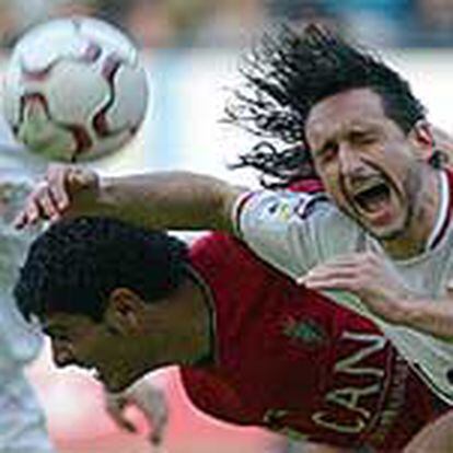 Aloisi y Pablo Alfaro pugnan por un balón.