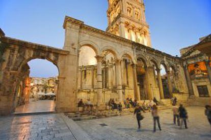 Turistas vsitanto el Peristilo del Palacio de Diocleciano, en Split (Croacia).