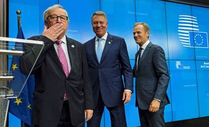 Desde la izquierda, los presidentes de la Comisión Europea, Jean-Claude Juncker; de Rumania, Klaus Iohannis, y del Consejo Europeo, Donald Tusk.