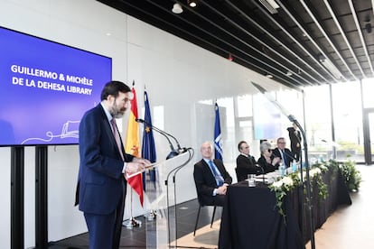 
La biblioteca de IE University pasa a llamarse Biblioteca Guillermo y Michèle de la Dehesa, en reconocimiento a la donación de 20.000 volúmenes, que incluyen libros y papeles de economía y arte del matrimonio. 