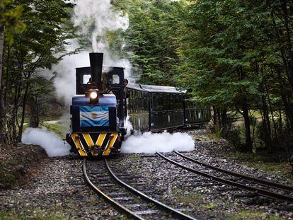 El Tren del Fin del Mundo recorre ocho kilómetros del parque nacional Tierra del Fuego, en las cercanías de la ciudad de Ushuaia (Argentina).