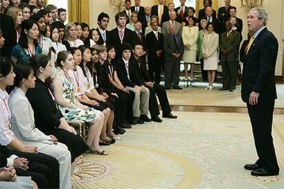 Bush se dirige a un grupo de estudiantes ayer en la Casa Blanca.