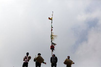 Varias personas tocan instrumentos tradicionales durante el festival Holi en Katmandú (Nepal). 

