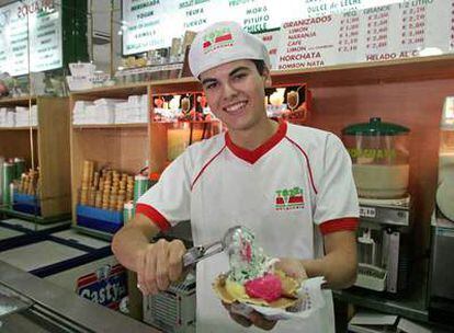 Jesús Rodríguez, administrador de Wikiviajes en castellano, trabaja durante el verano en una heladería.