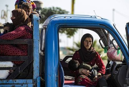 Familias sirias huyen de la zona de conflicto entre turcos y kurdos en el norte del país.