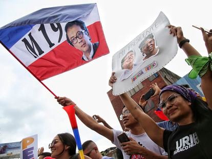 Un votante festeja el triunfo de Petro ondeando la bandera de la guerrilla a la que perteneció el presidente electo, el M-19, que firmó un acuerdo de paz en 1990.