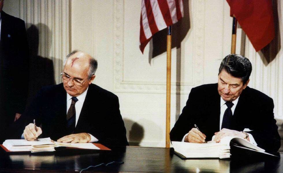 El secretario general de la URSS, Mijaíl Gorbachov (izquierda), y el presidente de EE UU, Ronald Reagan, durante la firma del Tratado de Fuerzas Nucleares de Alcance Intermedio (INF), en diciembre de 1987 en la Casa Blanca.