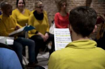 Un integrante de La Coral de Lavapiés mira una partitura.