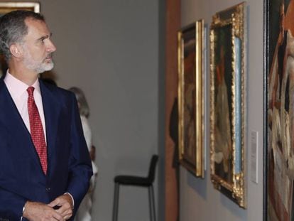 Felipe VI observa un dcuadro en la nueva sede de la Fundación María Cristina Masaveu Peterson, en Madrid.