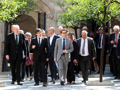 El entonces presidente de la Generalitat, Carles Puigdemont, acompañado por el director general del Diplocat, Albert Royo, (a su derecha),  en 2017.