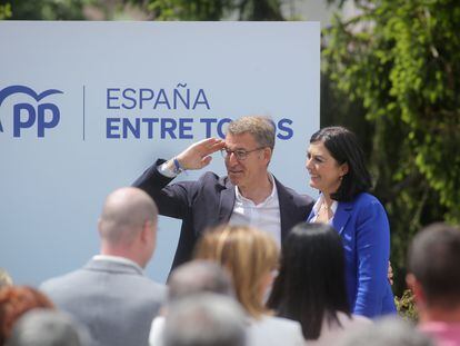 El presidente del Partido Popular, Alberto Núñez Feijóo, y la candidata del PP a la alcaldía de Lugo, Elena Candia, este viernes en un mitin en Lugo.