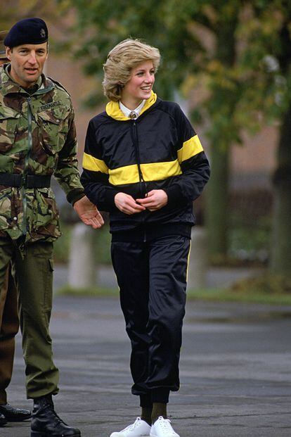 Cuando 1985 la princesa Diana de Gales visitó a las tropas británicas desplegadas en la República Democrática Alemana, relajó las distancias con los militares vistiendo un sencillo chándal. Kate Middleton también ha recurrido a él en ocasiones informales, así como Rania de Jordania, que lo usó por ejemplo para visitar a niños en un colegio.