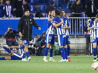 Los jugadores del Alavés celebran la victoria ante el Madrid.