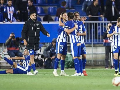 Los jugadores del Alavés celebran la victoria ante el Madrid.