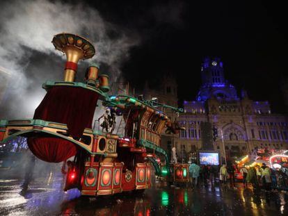 Una de las carrozas de la cabalgata a su llegada al Palacio de Cibeles, en Madrid, el 5 de enero de 2018.