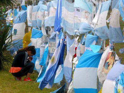 Una mujer se arrodilla ante el homenaje montado en la Base Naval de Mar del Plata a los 44 tripulantes del submarino Ara San Juan, el 15 de julio de 2019.