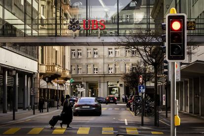 Un logo del banco suizo UBS, encima de un paso de peatones en Zúrich, este sábado. Al fondo, el de Credit Suisse.