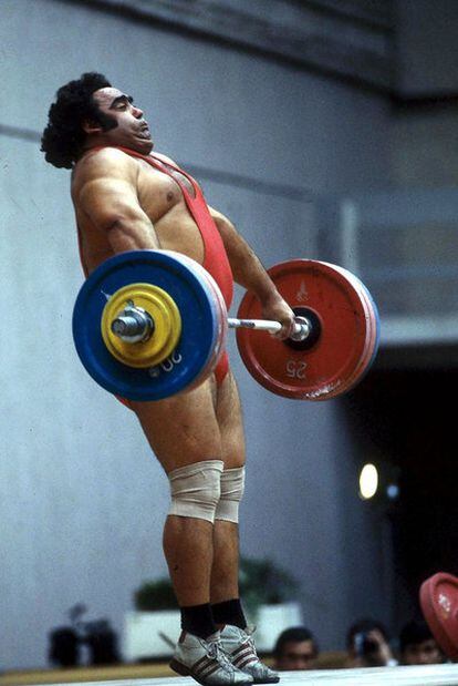 El levantador de pesas Vasili Alexeiev en 1980.