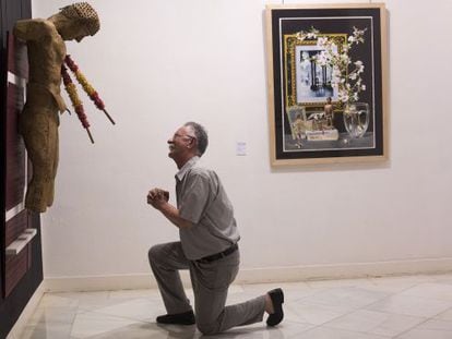 Nazario entre una de las esculturas de su pareja, Alejandro Molina, y una de sus acuarelas. 