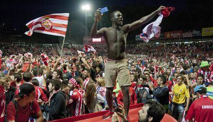 Aficionados del Girona celebran el ascenso en el campo.