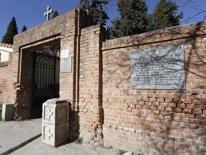 Placa de los beatos carmelitas fusliados después de ser repuesta por el Ayuntamiento.