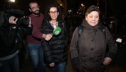 La diputada de la CUP, Gabriela Serra, y la dirigente de Esquerra, Marta Rovira, a la salida de la reunión.