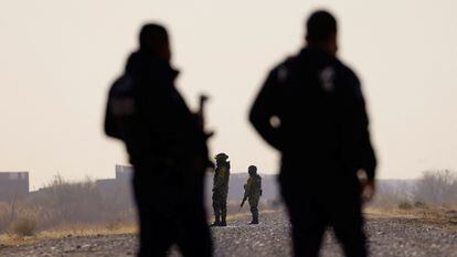 Miembros del ejército mexicano montan guardia cerca de la frontera con Estados Unidos, en Ciudad Juárez, en febrero.
