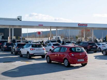 Colas de vehículos para repostar en una de Getafe, Madrid, este viernes.